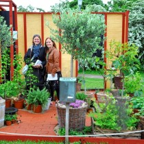 Annika och Cecilia i sin trädgård på MGS